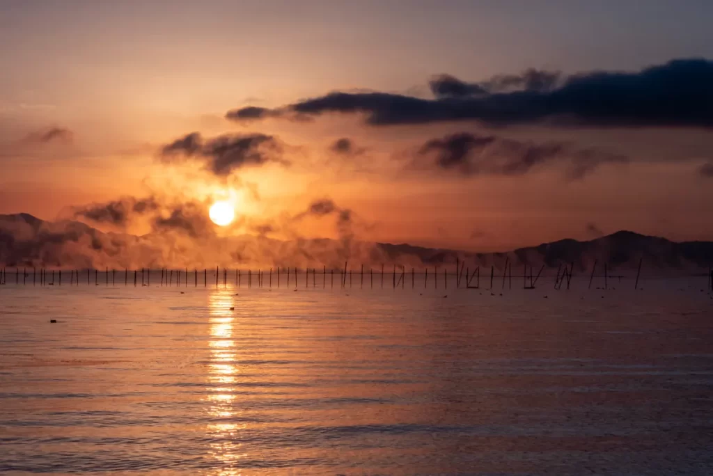 冬の琵琶湖 早朝に現れる気嵐（けあらし）