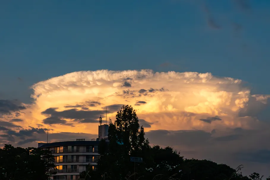 琵琶湖畔のホテルの上に巨大な夕焼け雲が出現